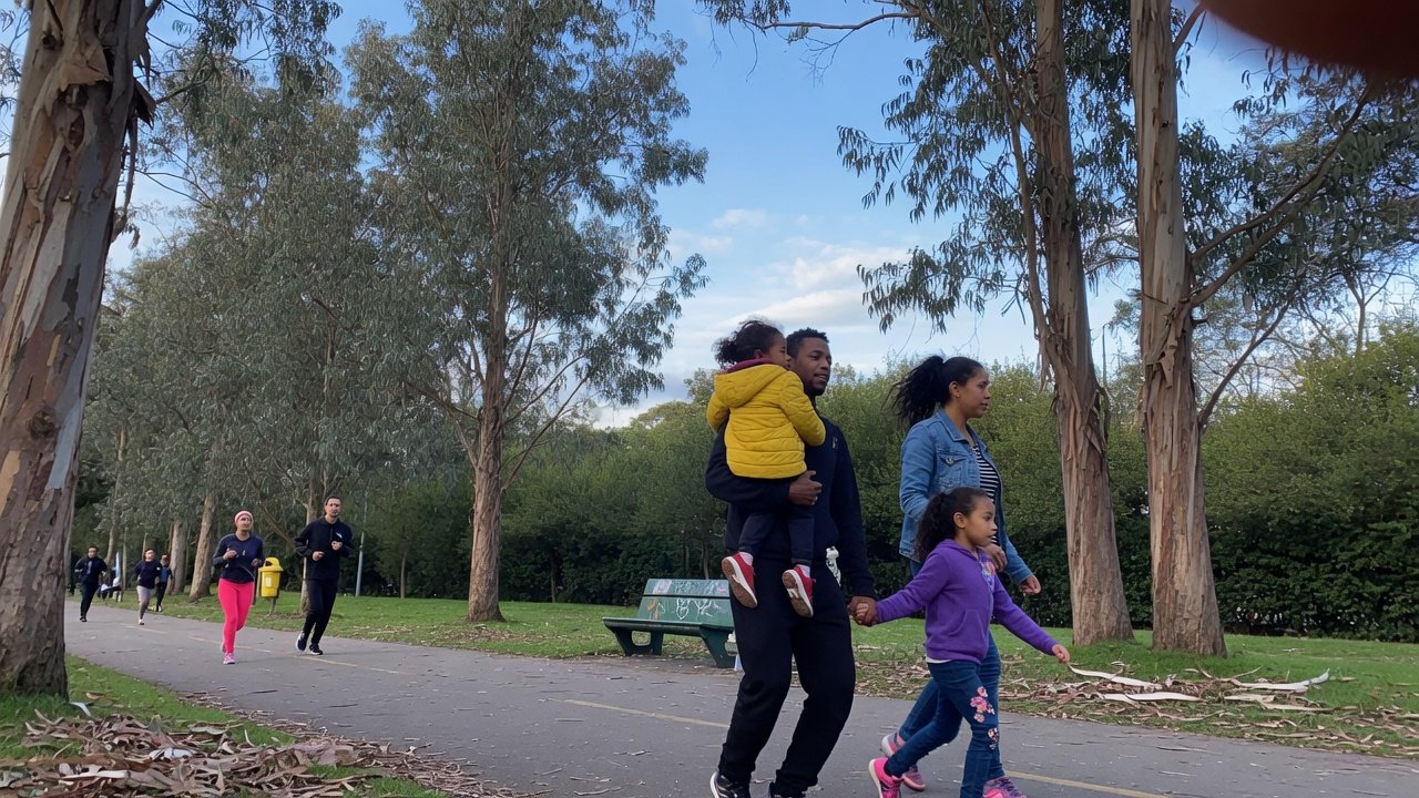 Mamá caminando con sus hijos